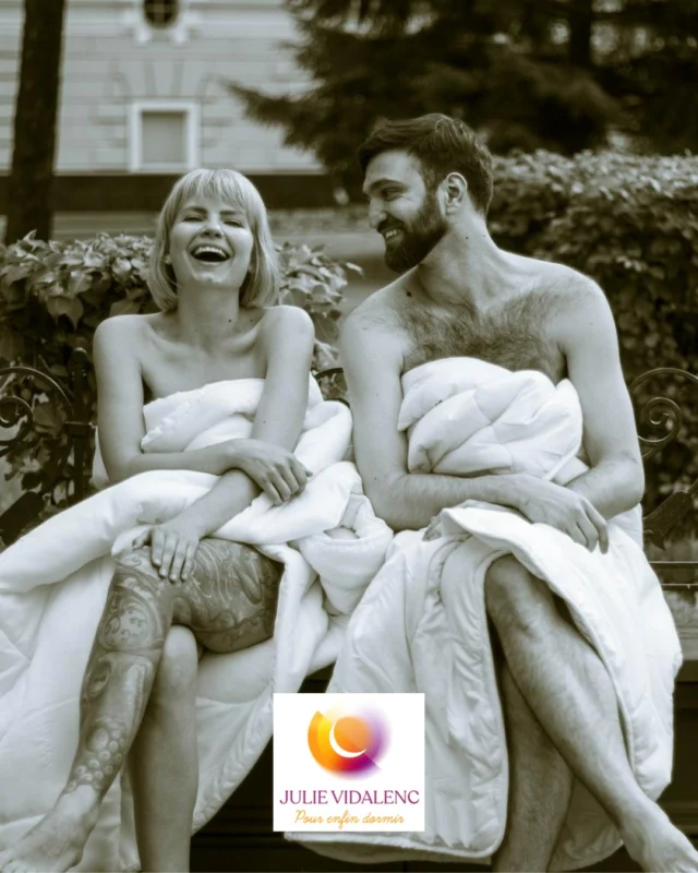 𝗟𝗲 𝘀𝗼𝗺𝗺𝗲𝗶𝗹 𝗮𝘂 𝗳𝗲́𝗺𝗶𝗻𝗶𝗻 ?

Mardi dernier, j’ai eu le plaisir d’animer un atelier sur le sommeil au féminin dans la maison nantaise de l'Association  @providentielles , une association qui propose aux femmes de briser la solitude pour les aider à rebondir dans leur vie amicale, professionnelle et sociale. 

Ce qui m’a marquée ? L’implication des participantes et leurs témoignages. Démontrant une fois de plus que 𝗹𝗲𝘀 𝗳𝗲𝗺𝗺𝗲𝘀 𝘀𝗼𝗻𝘁 𝗽𝗮𝗿𝘁𝗶𝗰𝘂𝗹𝗶𝗲̀𝗿𝗲𝗺𝗲𝗻𝘁 𝗶𝗺𝗽𝗮𝗰𝘁𝗲́𝗲𝘀 𝗽𝗮𝗿 𝗹𝗲𝘀 𝘁𝗿𝗼𝘂𝗯𝗹𝗲𝘀 𝗱𝘂 𝘀𝗼𝗺𝗺𝗲𝗶𝗹.

Or, bien dormir, c’est retrouver de l’énergie, de la confiance en soi et une meilleure santé mentale. 

 Comprendre les spécificités du sommeil au féminin est essentiel pour améliorer la qualité du sommeil et, par extension, la qualité de vie des femmes.

 Lors de cet atelier, nous avons abordé :

 ✅ 𝗟𝗲𝘀 𝗺𝗲́𝗰𝗮𝗻𝗶𝘀𝗺𝗲𝘀 𝗱𝘂 𝘀𝗼𝗺𝗺𝗲𝗶𝗹 𝗲𝘁 𝗹𝗲𝘂𝗿 𝗶𝗺𝗽𝗮𝗰𝘁 𝘀𝘂𝗿 𝗹𝗮 𝘀𝗮𝗻𝘁𝗲́
 ✅ 𝗟𝗲𝘀 𝗱𝗶𝗳𝗳𝗲́𝗿𝗲𝗻𝗰𝗲𝘀 𝗲𝗻𝘁𝗿𝗲 𝗹𝗲 𝘀𝗼𝗺𝗺𝗲𝗶𝗹 𝗱𝗲𝘀 𝗳𝗲𝗺𝗺𝗲𝘀 𝗲𝘁 𝗱𝗲𝘀 𝗵𝗼𝗺𝗺𝗲𝘀
 ✅ 𝗗𝗲𝘀 𝘀𝘁𝗿𝗮𝘁𝗲́𝗴𝗶𝗲𝘀 𝗲𝗳𝗳𝗶𝗰𝗮𝗰𝗲𝘀 𝗽𝗼𝘂𝗿 𝗿𝗲𝘁𝗿𝗼𝘂𝘃𝗲𝗿 𝘂𝗻 𝘀𝗼𝗺𝗺𝗲𝗶𝗹 𝗿𝗲́𝗽𝗮𝗿𝗮𝘁𝗲𝘂𝗿

 Je suis convaincue que sensibiliser et accompagner sur ces thématiques est un levier puissant de bien-être et d’autonomie ✨

 #sommeil #dormir #troublesdusommeil #femmes #association